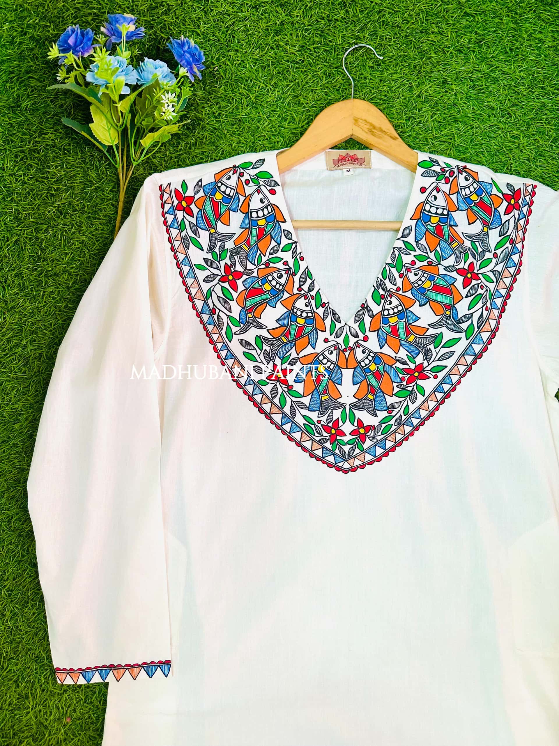 White Multicoloured Fish V neck  Hand-painted Handloom Men's Cotton Kurta — image 2 of 4