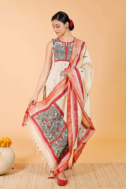 'Mithila Mayur' Handpainted Madhubani Dupatta — image 4 of 4