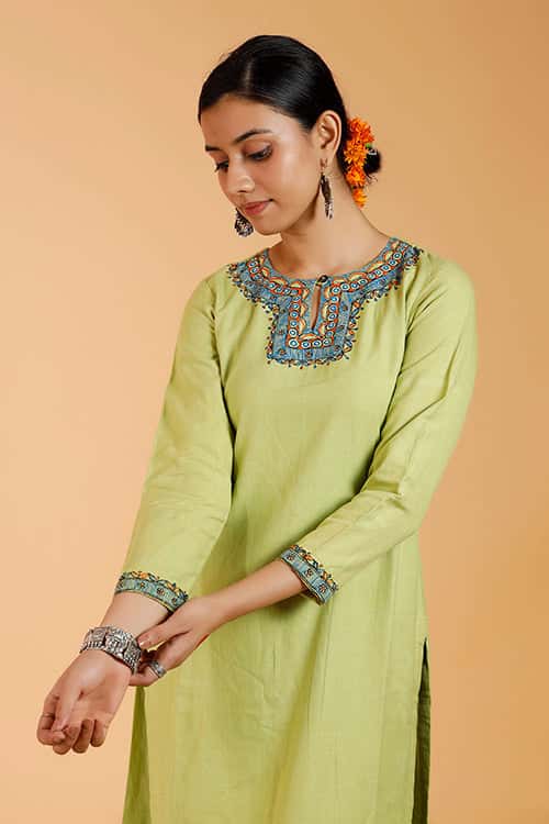 'Mayur Kamal' Handpainted Madhubani Cotton Kurta — image 3 of 6