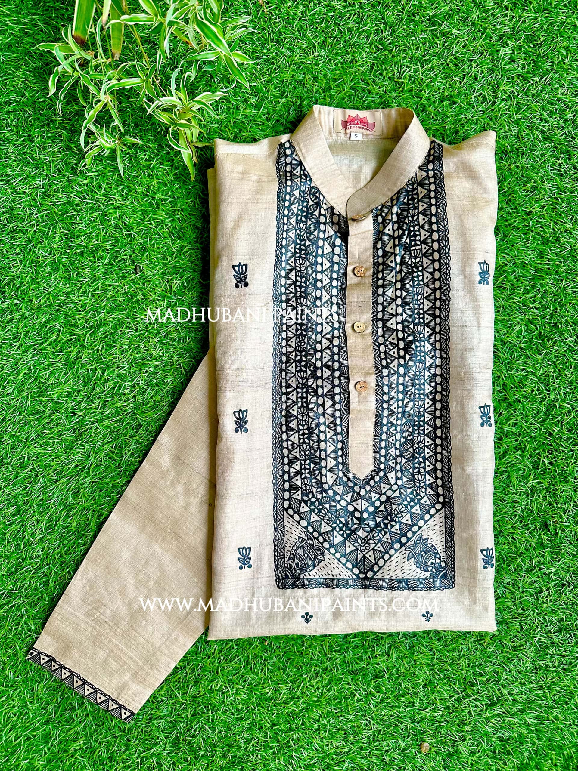 Mithila Kamal Matsya Leela Hand-painted  Madhubani Men's Tussar Silk Kurta — image 2 of 4